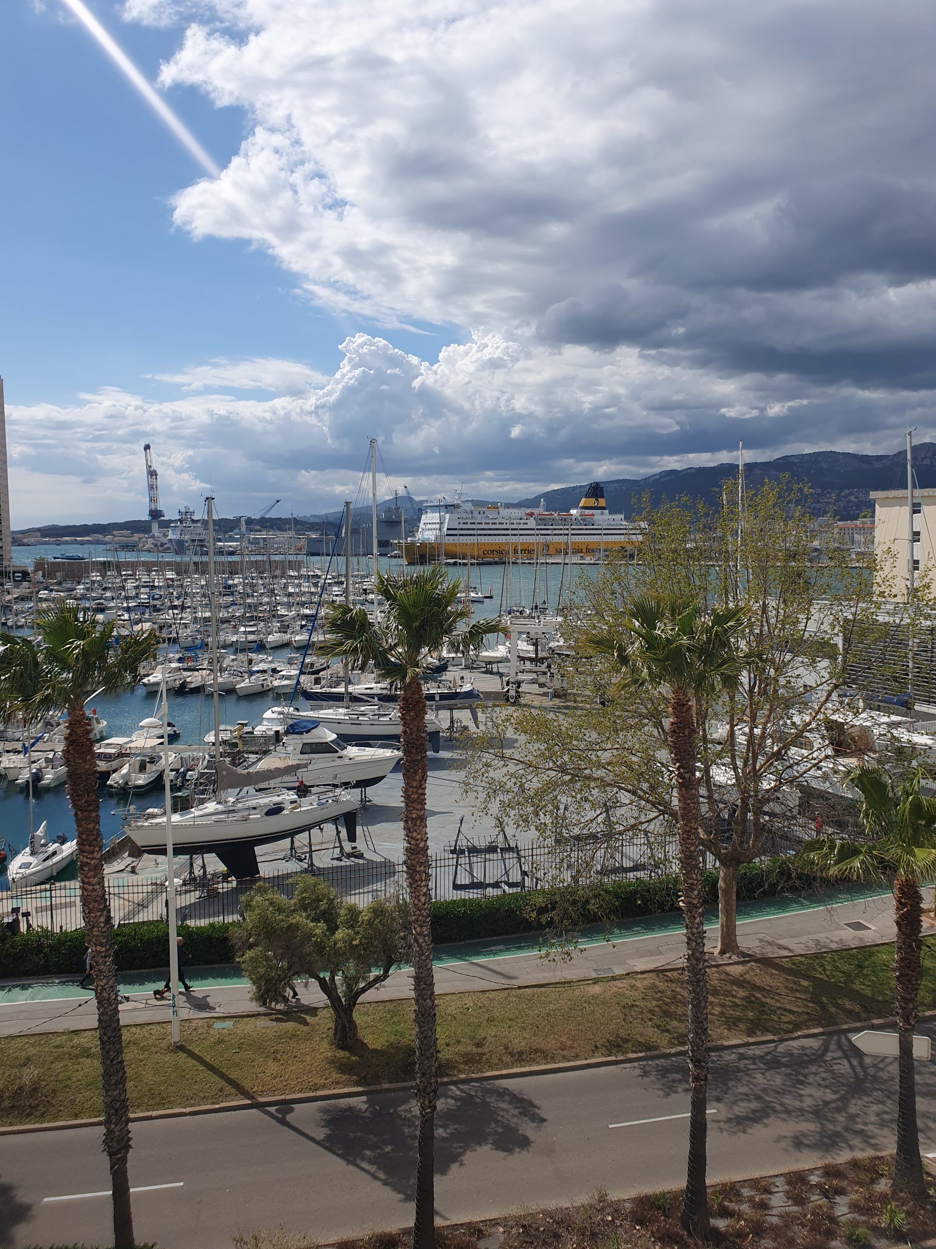 Toulon Port Marchand appartement fx T4 dernier étage avec vue port.