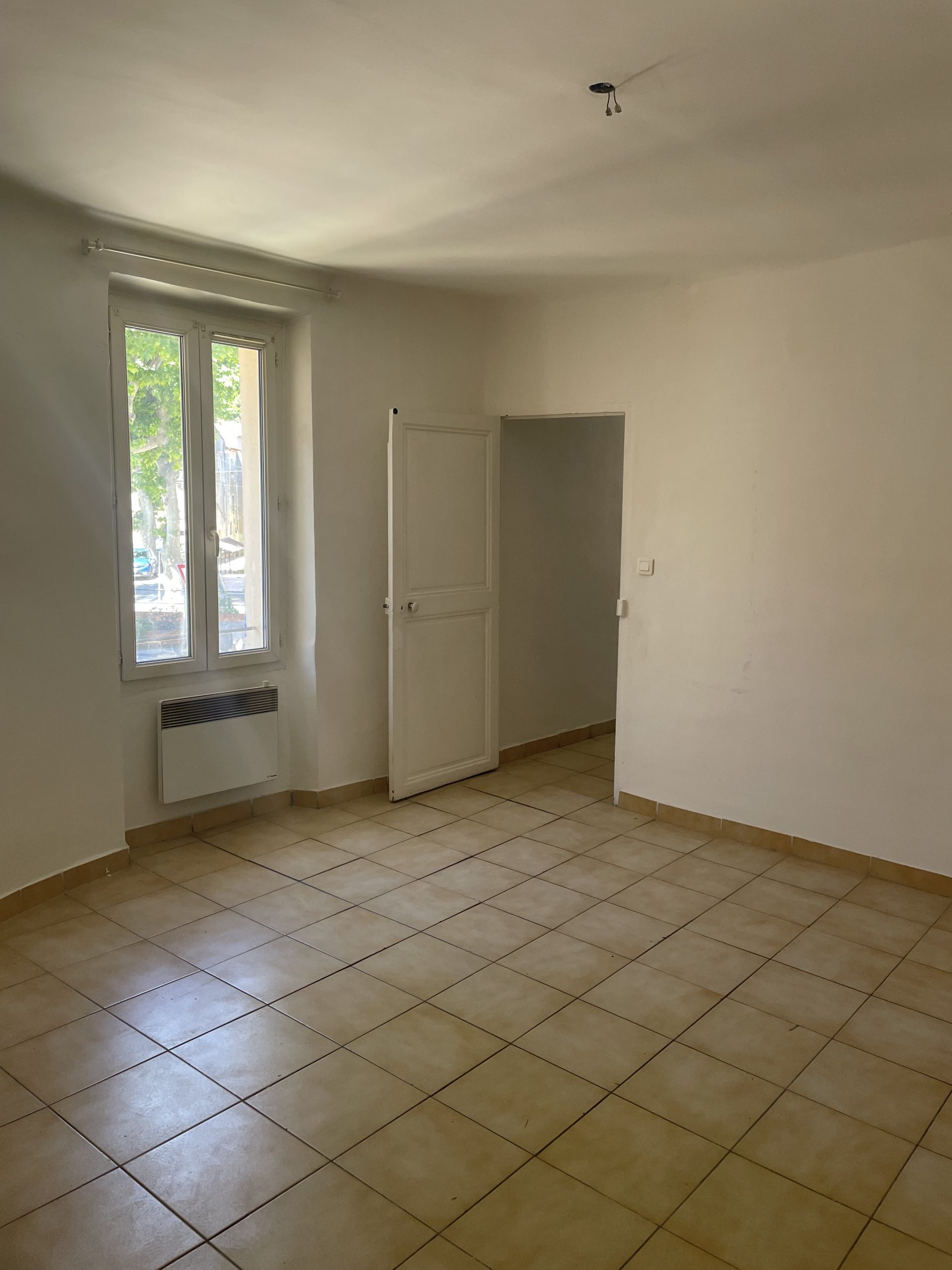 Carnoules (Var)appartement au bord d’une place provençale