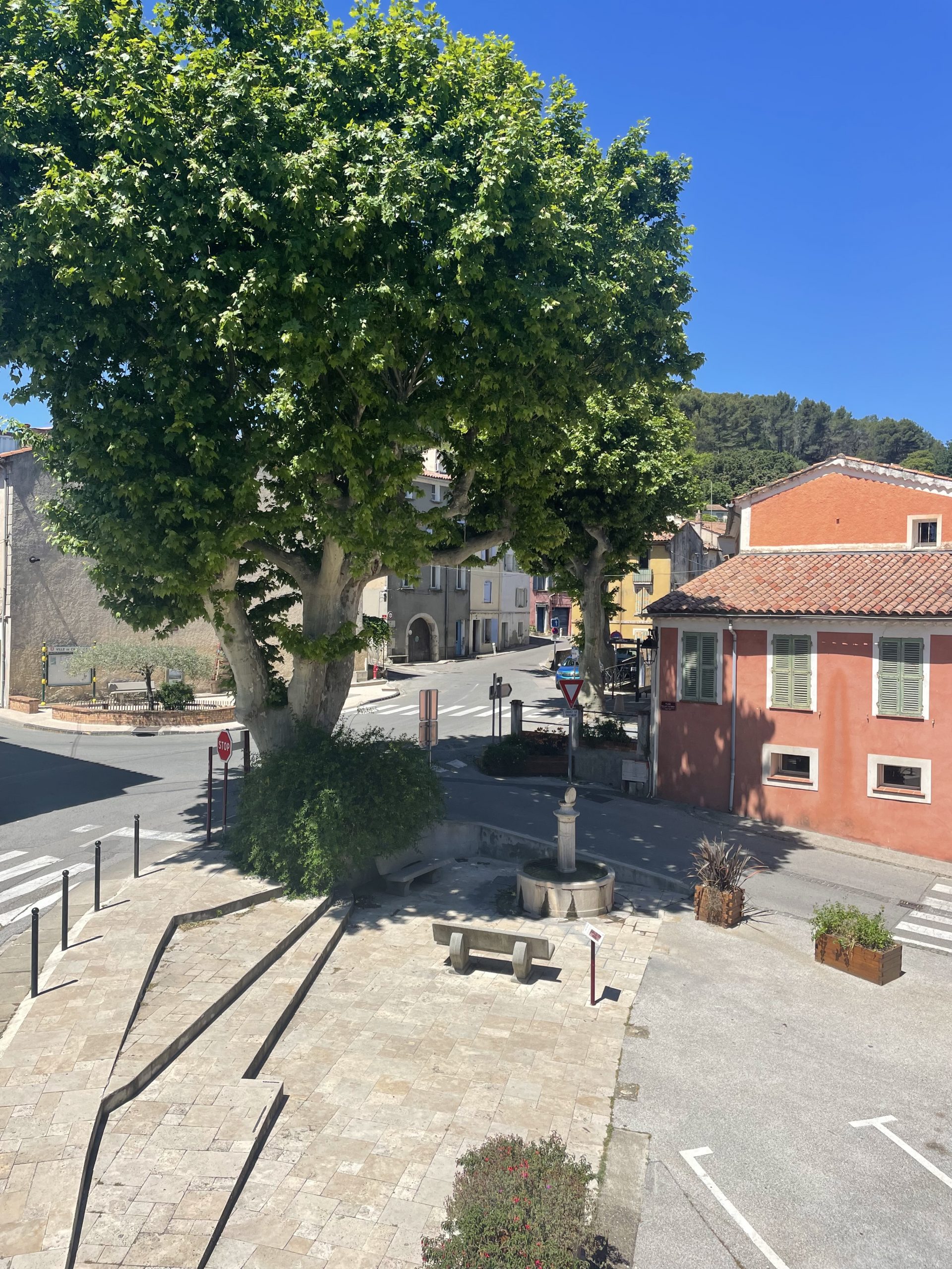 Carnoules (Var)appartement au bord d’une place provençale