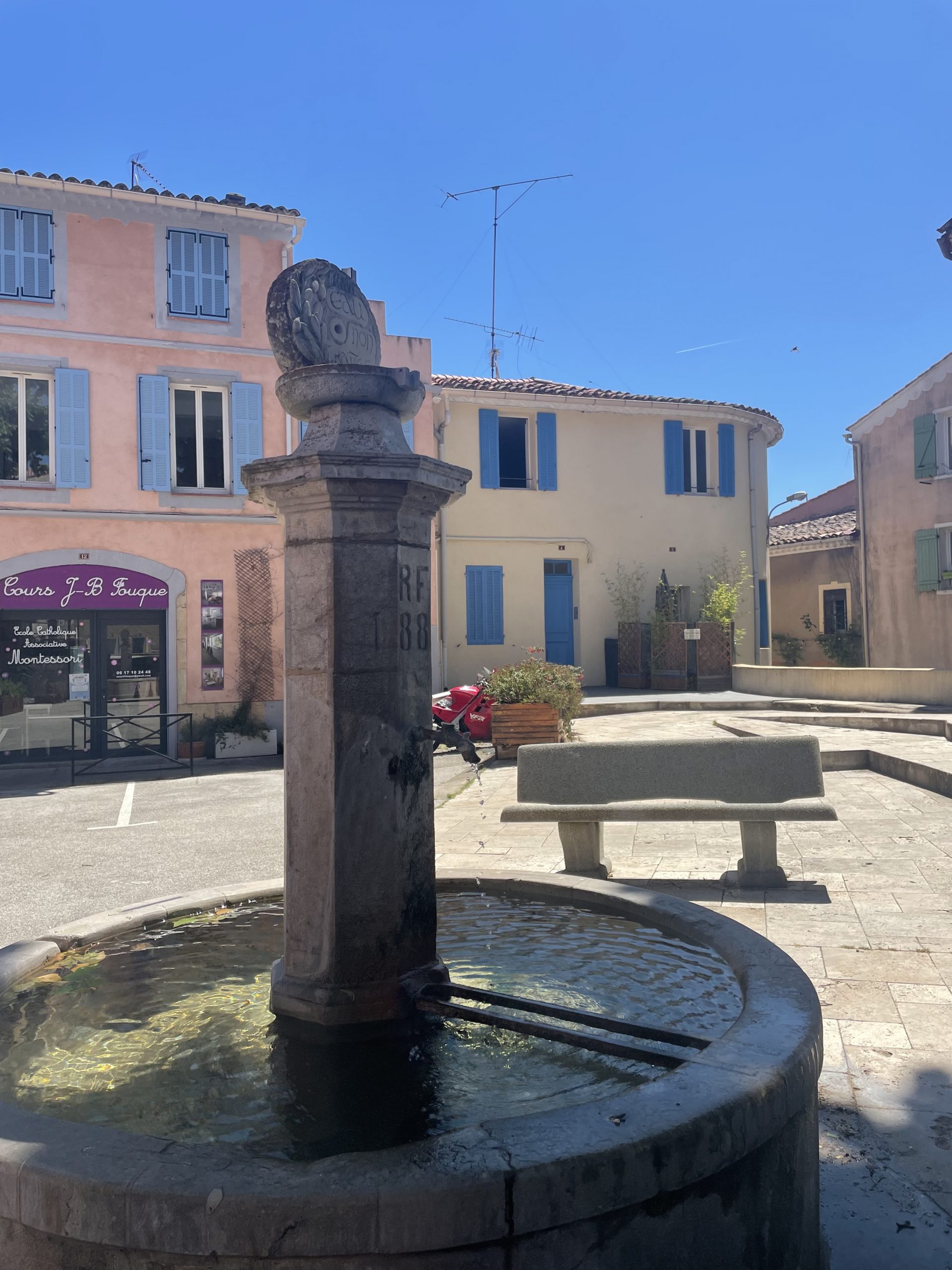 Carnoules (Var)appartement au bord d’une place provençale